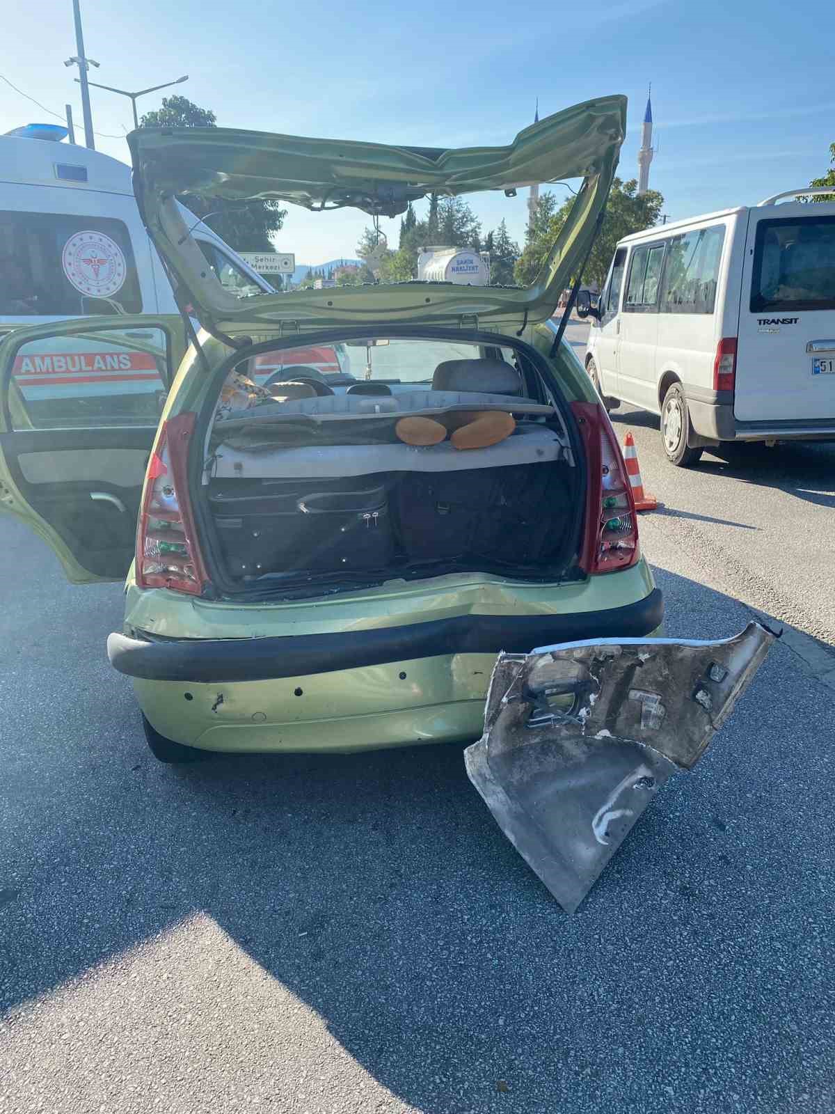 Kırmızı ışıkta bekleyen otomobile yolcu otob&uuml;s&uuml; &ccedil;arptı: 3 yaralı
