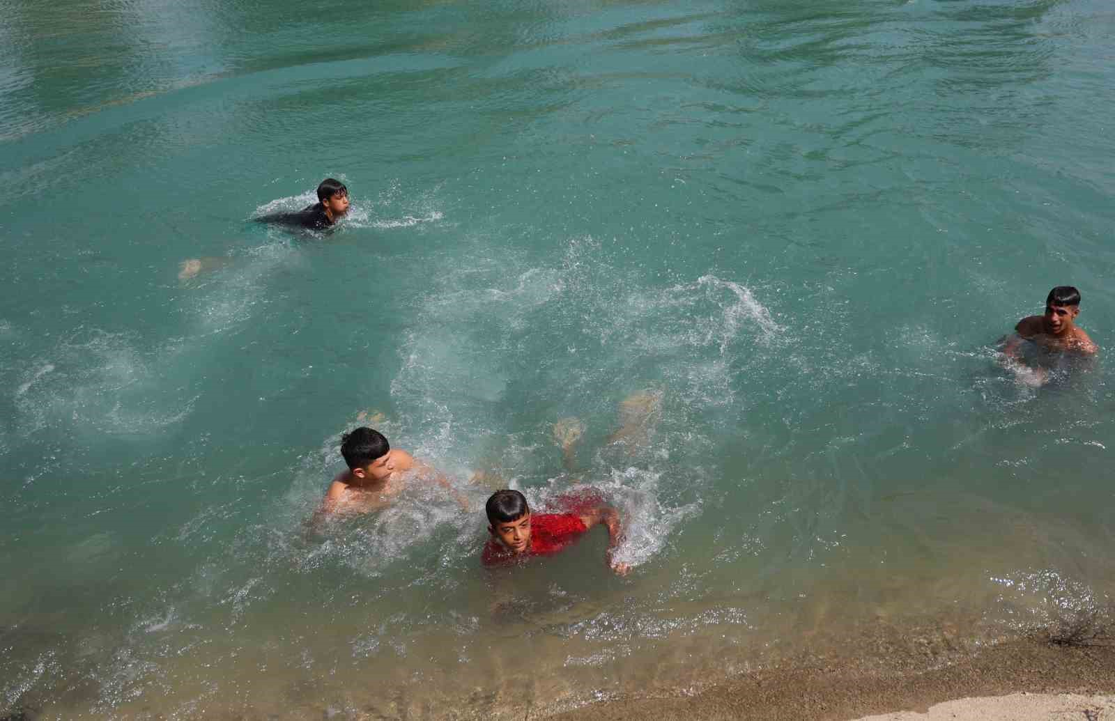 Adana polisi sulama kanallarında y&uuml;zen &ccedil;ocukları uyarıp, havuza g&ouml;t&uuml;rme s&ouml;z&uuml; verdi
