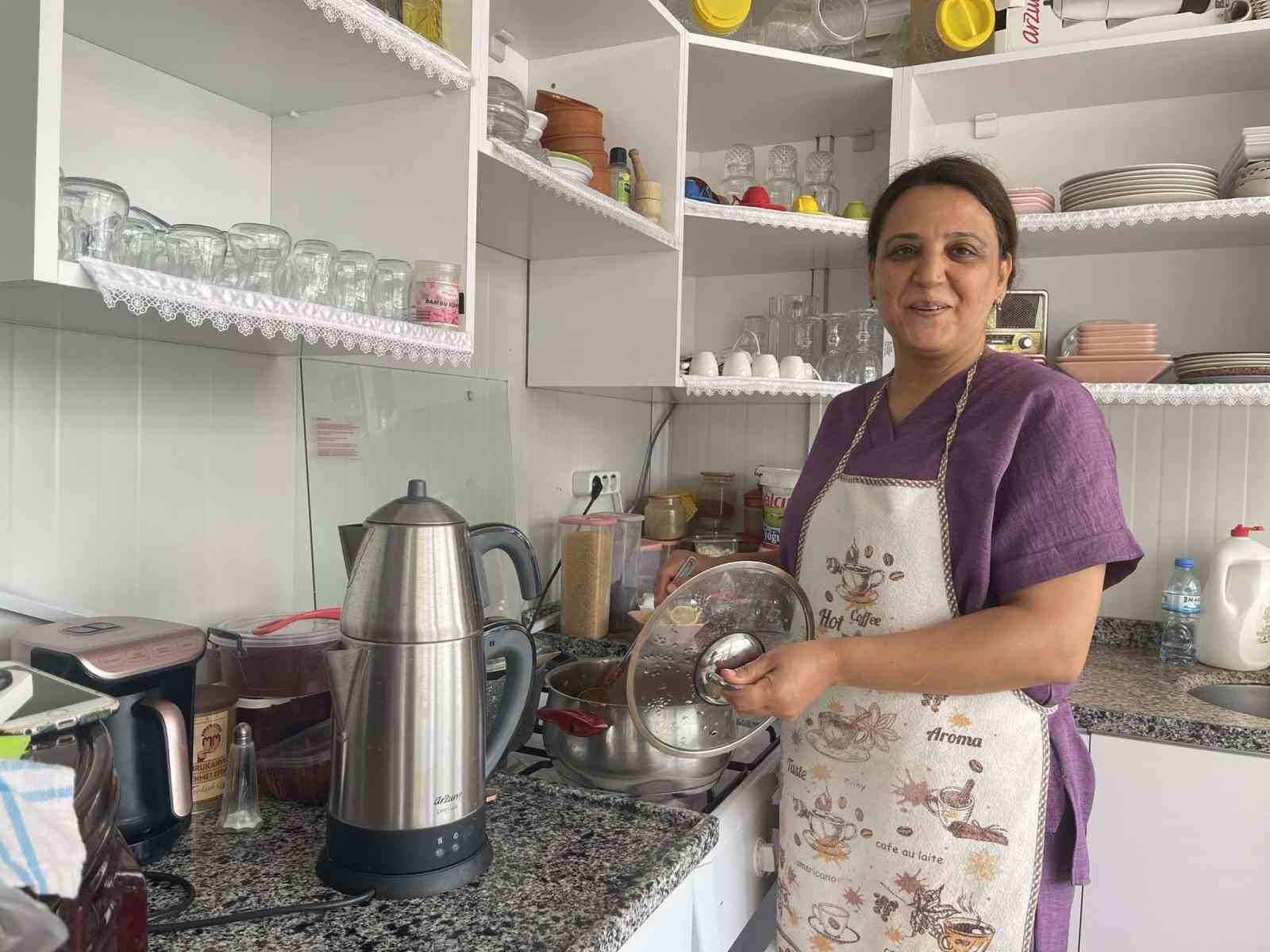 Depremzede esnafın konteynerine giren hırsız içli köfte yiyip, bulaşıkları yıkadı