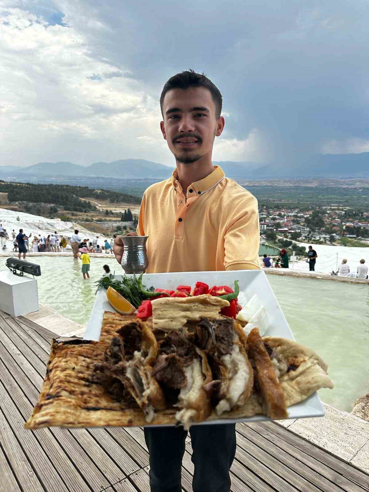 Pamukkale&rsquo;nin eşsiz g&uuml;zelliğinde ilk kez kebapla tanıştılar
