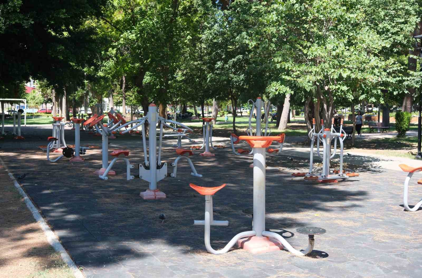 Kavurucu sıcaklar Adana’yı hayalet şehre dönüştürdü