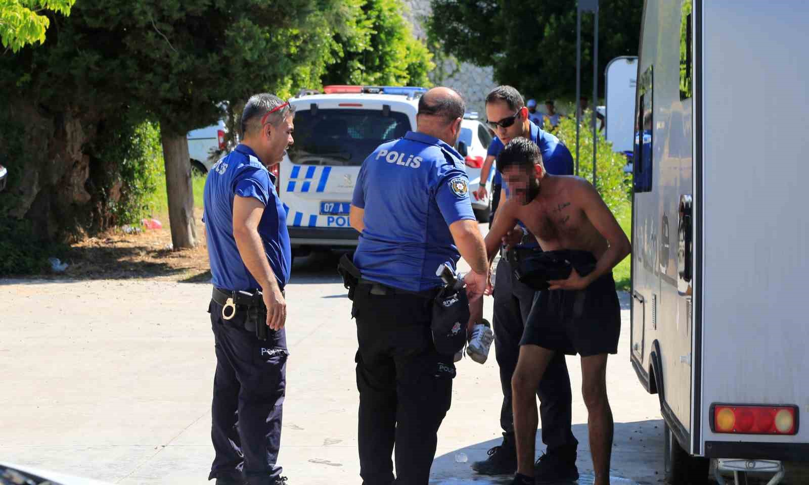 Sivil polise neşter ve av baltası ile direnen gençler, ters kelepçe ile gözaltına alındı