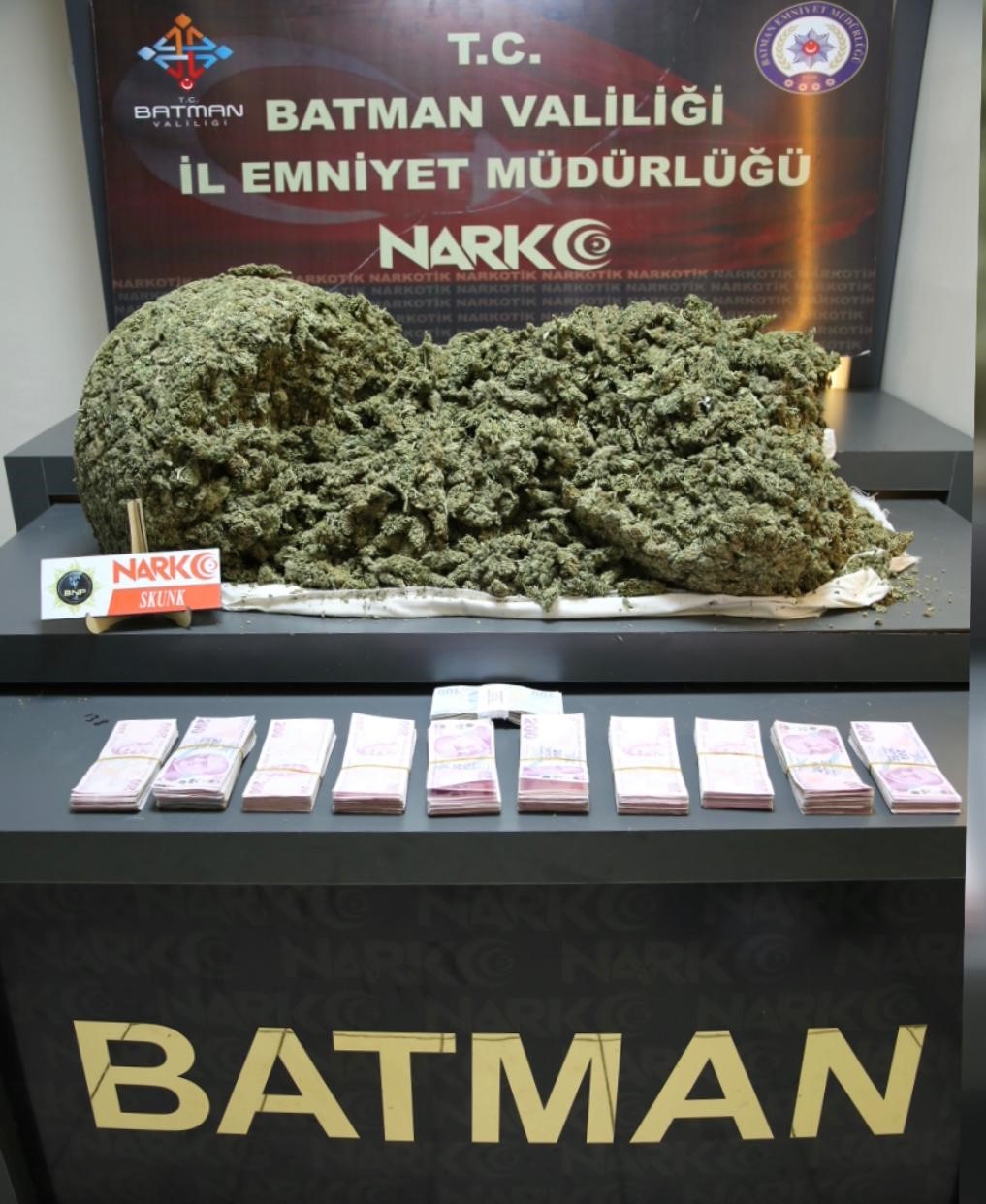 Batman’da kadayıf tepsileri arasında esrar sevkiyatı