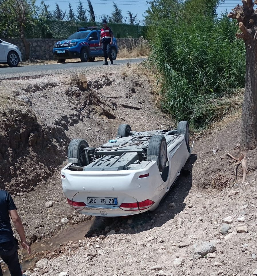 Otomobil dere yatağına yuvarlandı: 3 yaralı
