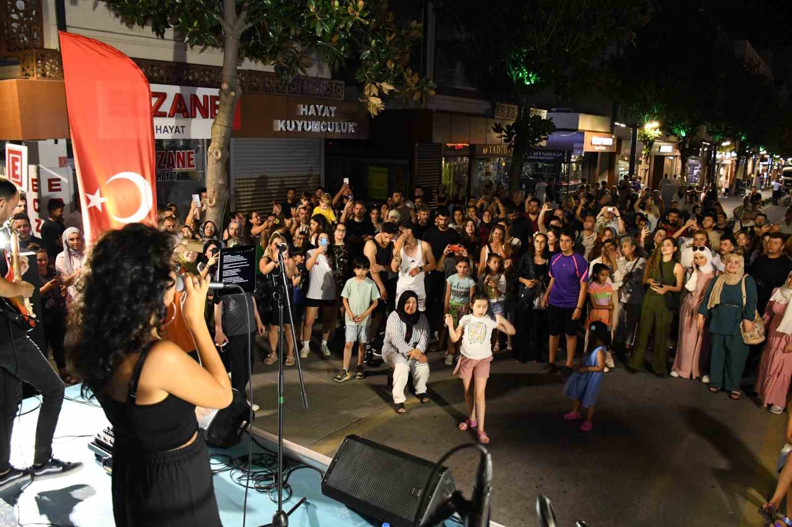 Milli Kuvvetler Caddesi trafiğe kapandı, sanata kapı a&ccedil;tı
