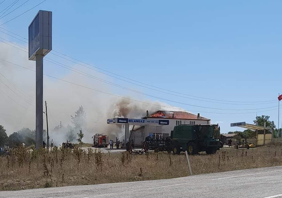 Eflani’de çatı yangını büyümeden söndürüldü