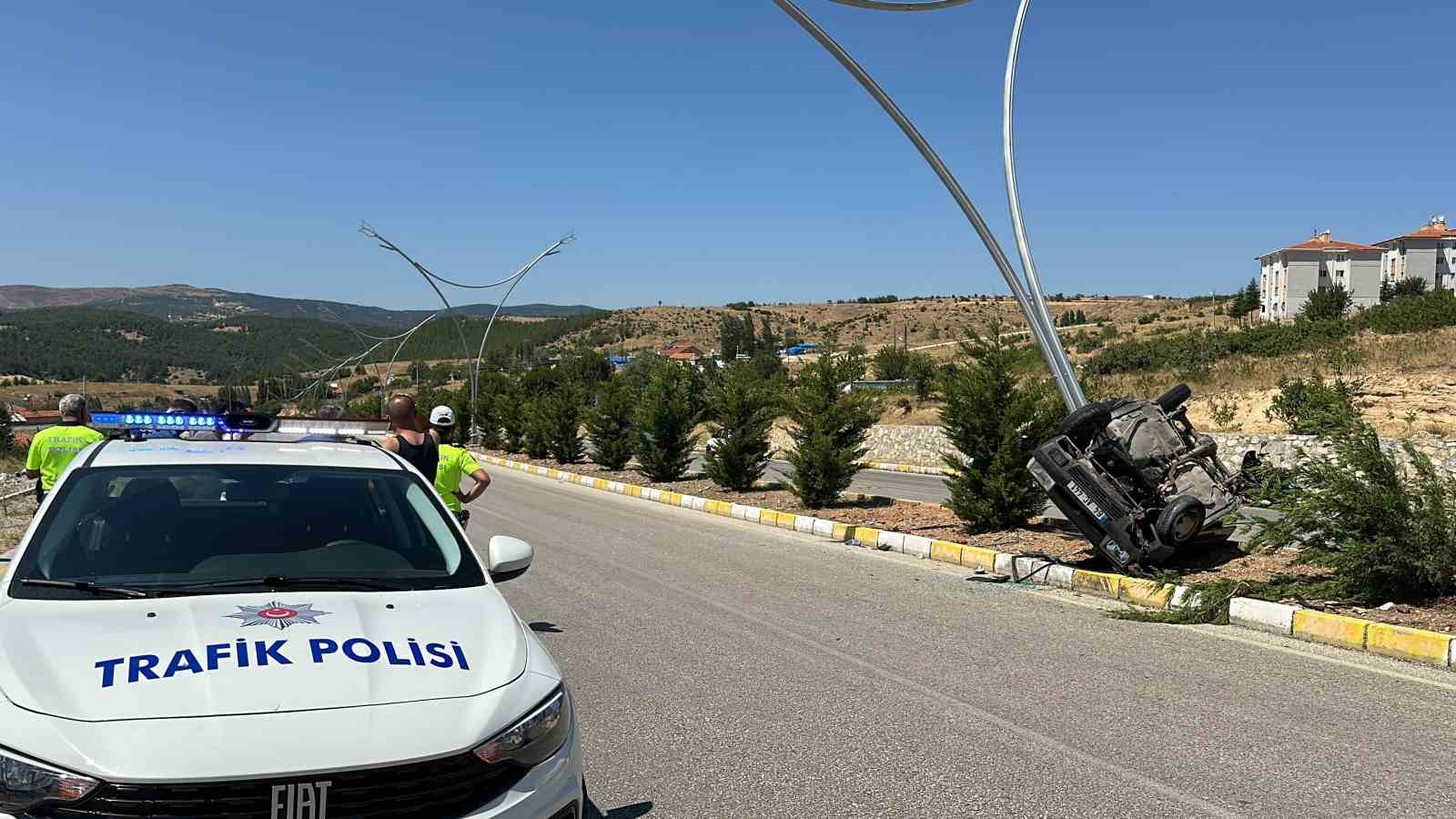 Uşak’ta aydınlatma direğine çarpan araçta 5 kişi yaralandı
