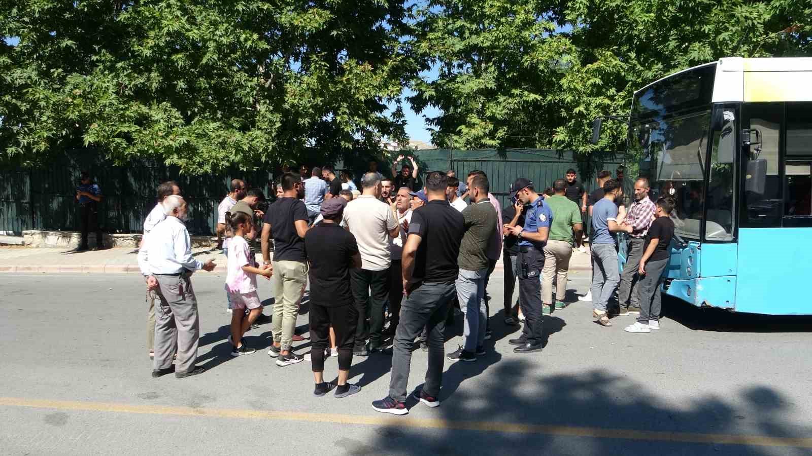 Malatya&rsquo;da MOTAŞ&rsquo;ın hatlarını iptal ettiği mahalleli &ccedil;apa motoru ile yol kesti
