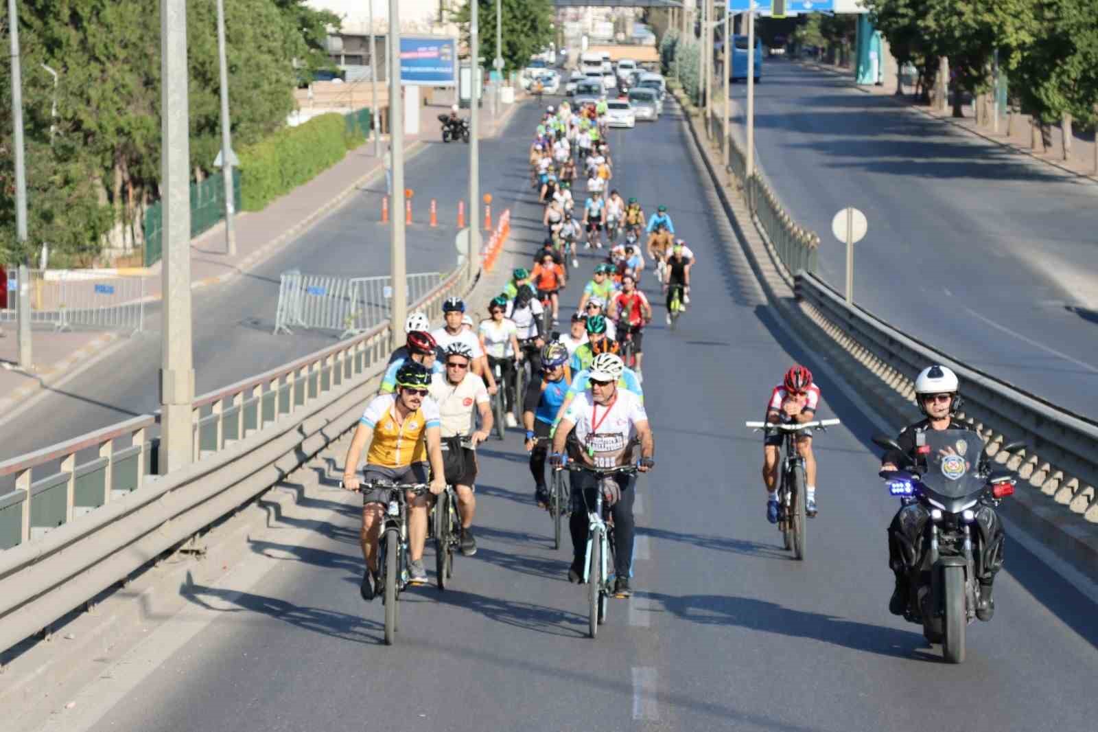 Bisiklet tutkunları Klaus Schmidt için pedal çevirdi