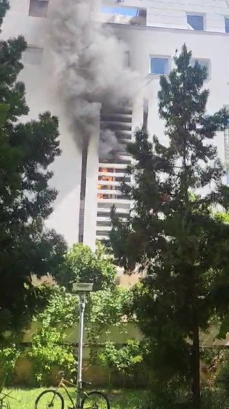 Klima motoru büyük bir gürültü ile patladı, apartman sakinleri panik yaşadı