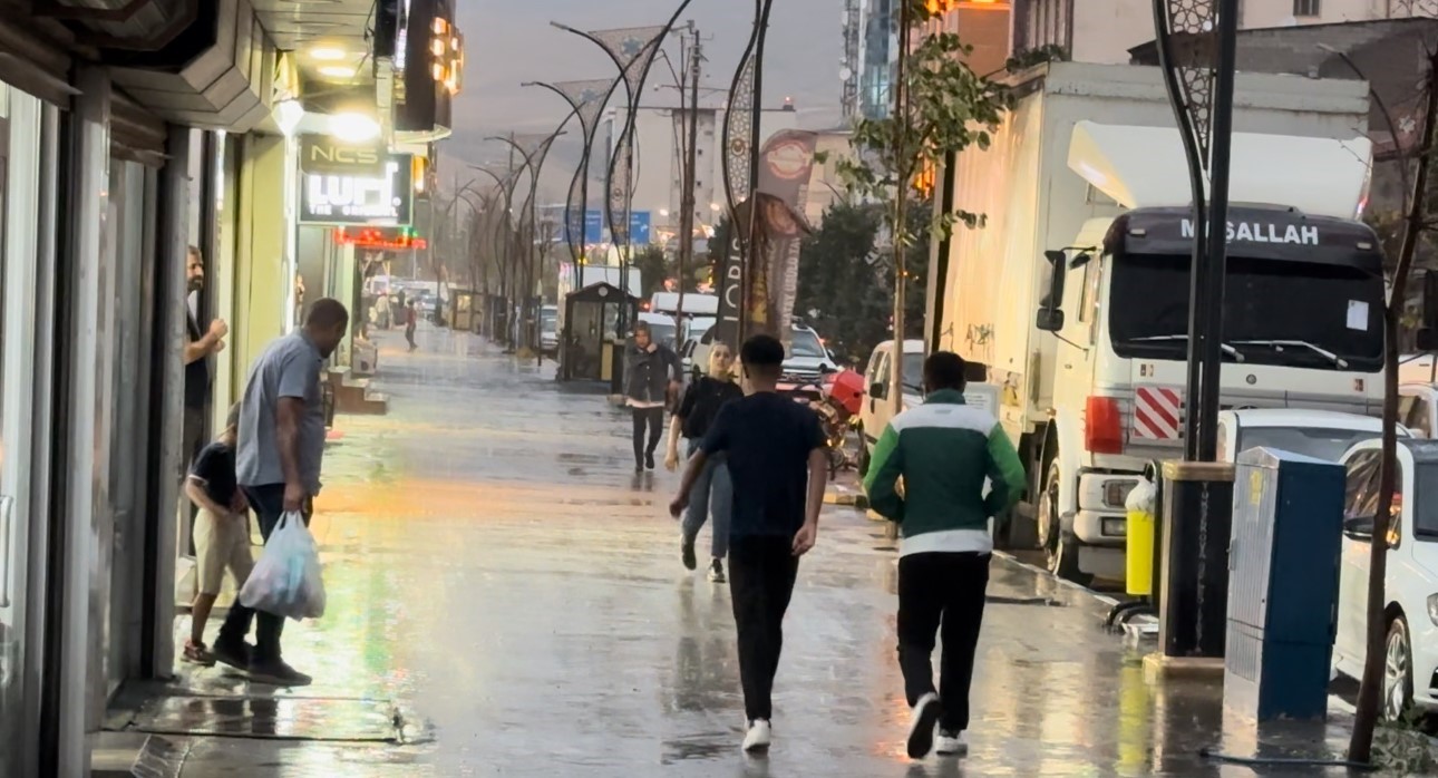 Yüksekova’da bunaltıcı sıcaklardan sonra yağmur sürprizi
