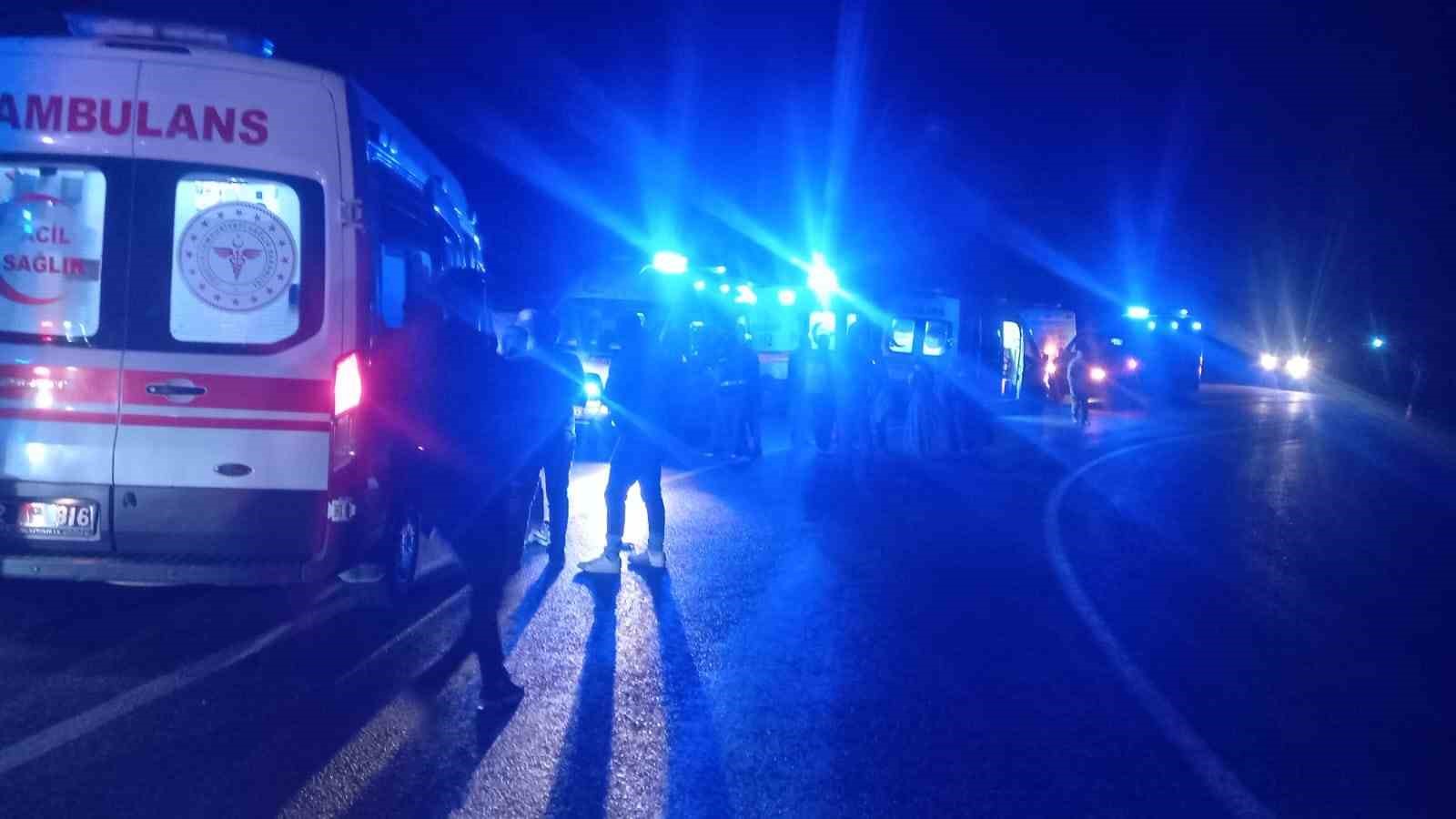 Tunceli&rsquo;de iş&ccedil;ileri taşıyan minib&uuml;s devrildi: 12 yaralı 