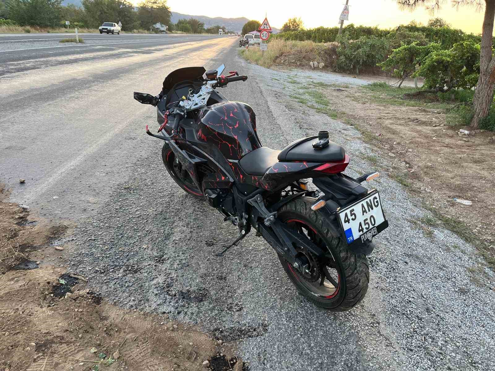 Denizli’de motosiklet şarampole devrildi; 2 yaralı