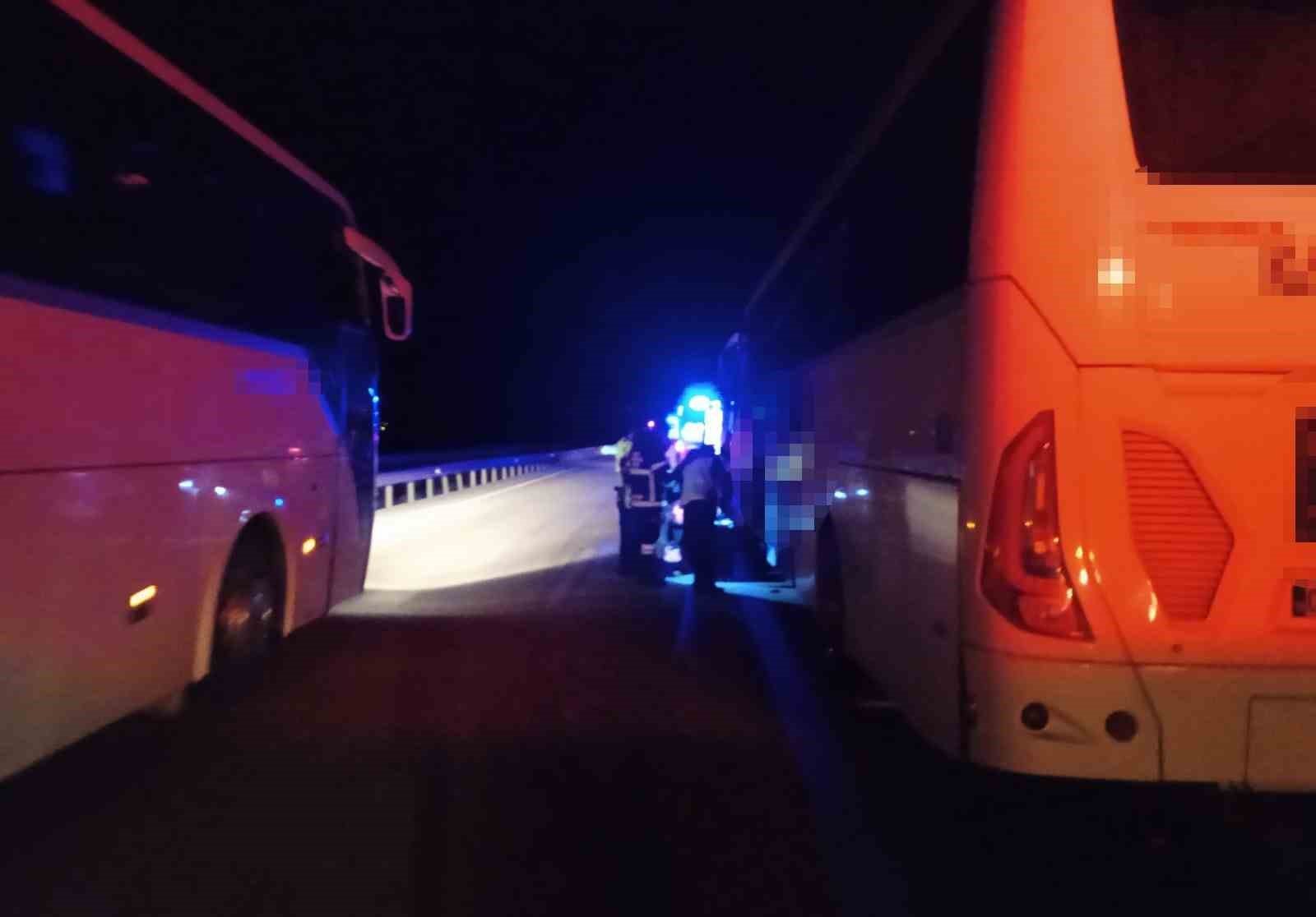 Yolcu otob&uuml;s&uuml; kamyona arkadan &ccedil;arptı: 1 &ouml;l&uuml;, 14 yaralı
