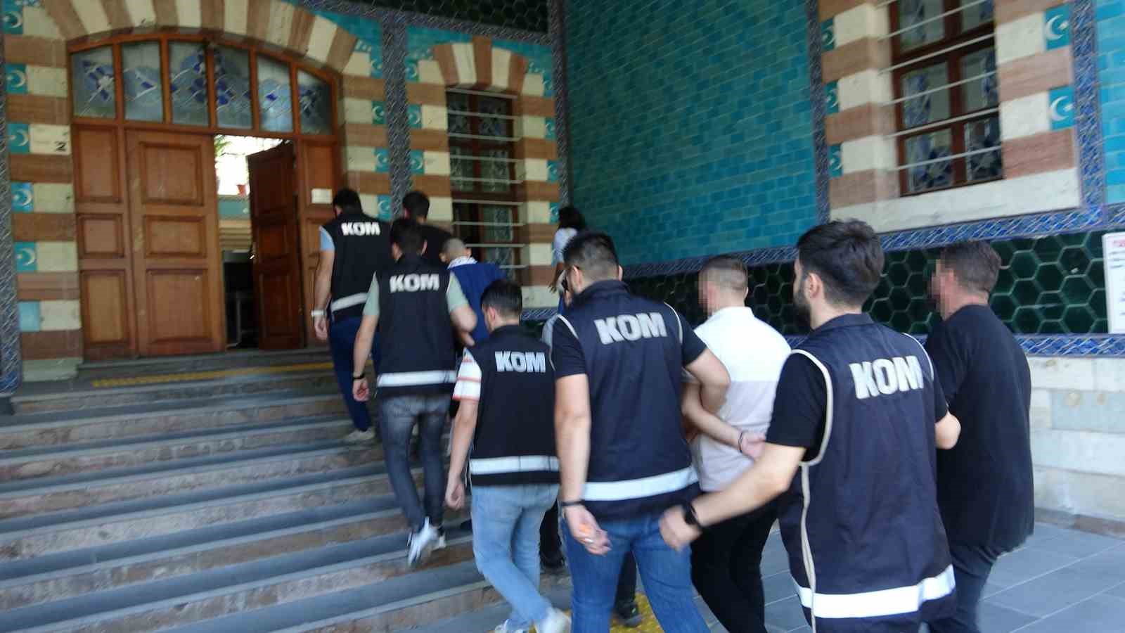 K&uuml;tahya&rsquo;da gayrimenkul dolandırıcılığı operasyonunda g&ouml;zaltına alınan 7 ş&uuml;pheli adliyeye sevk edildi
