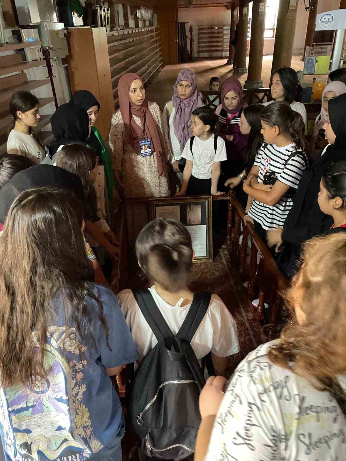 Yaz kampı öğrencilerine cami ve dini mekanlar gezdirildi