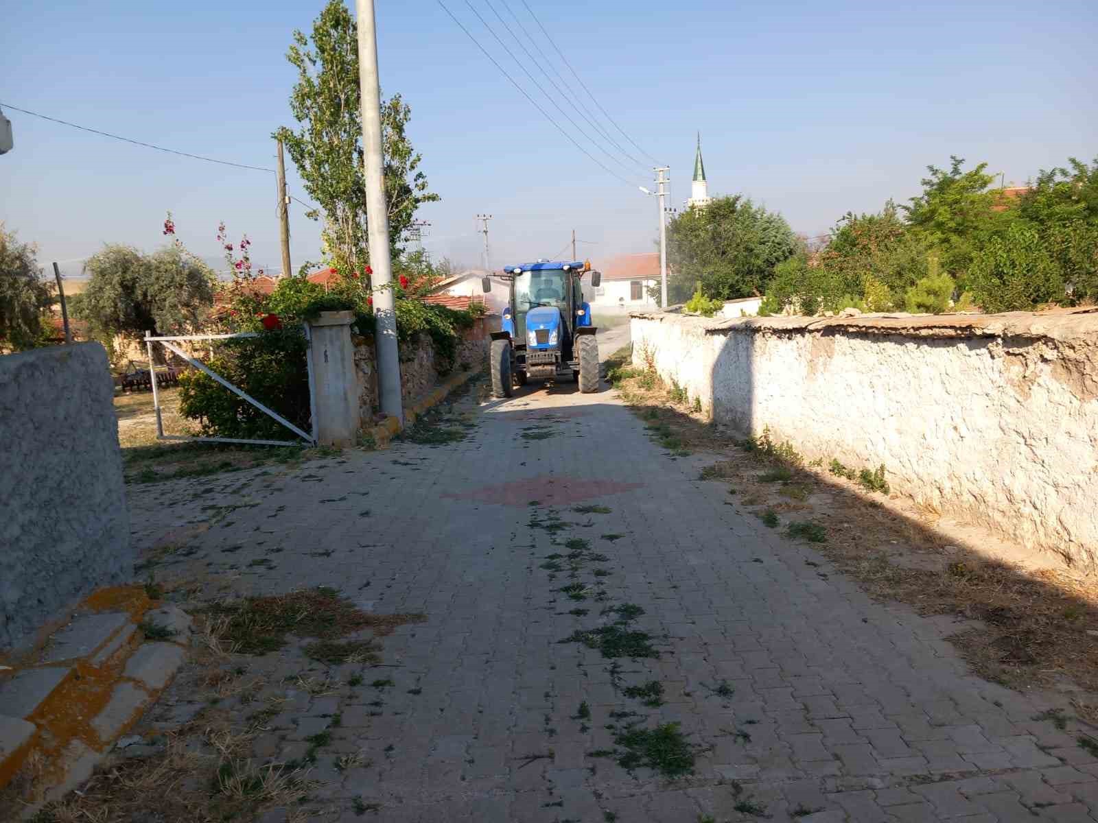 Emirdağ ilçesinin Yarımca Köyü’nde ilaçlama çalışmaları yapıldı
