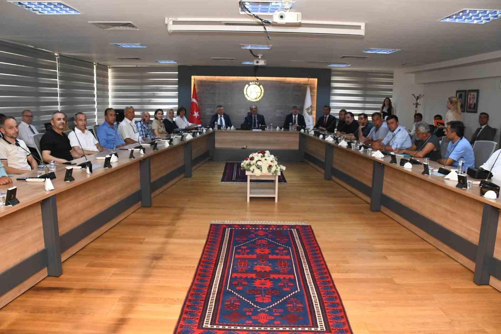 BASKİ; muhtarlarla, mahallelerin su problemini g&ouml;r&uuml;ş&uuml;yor
