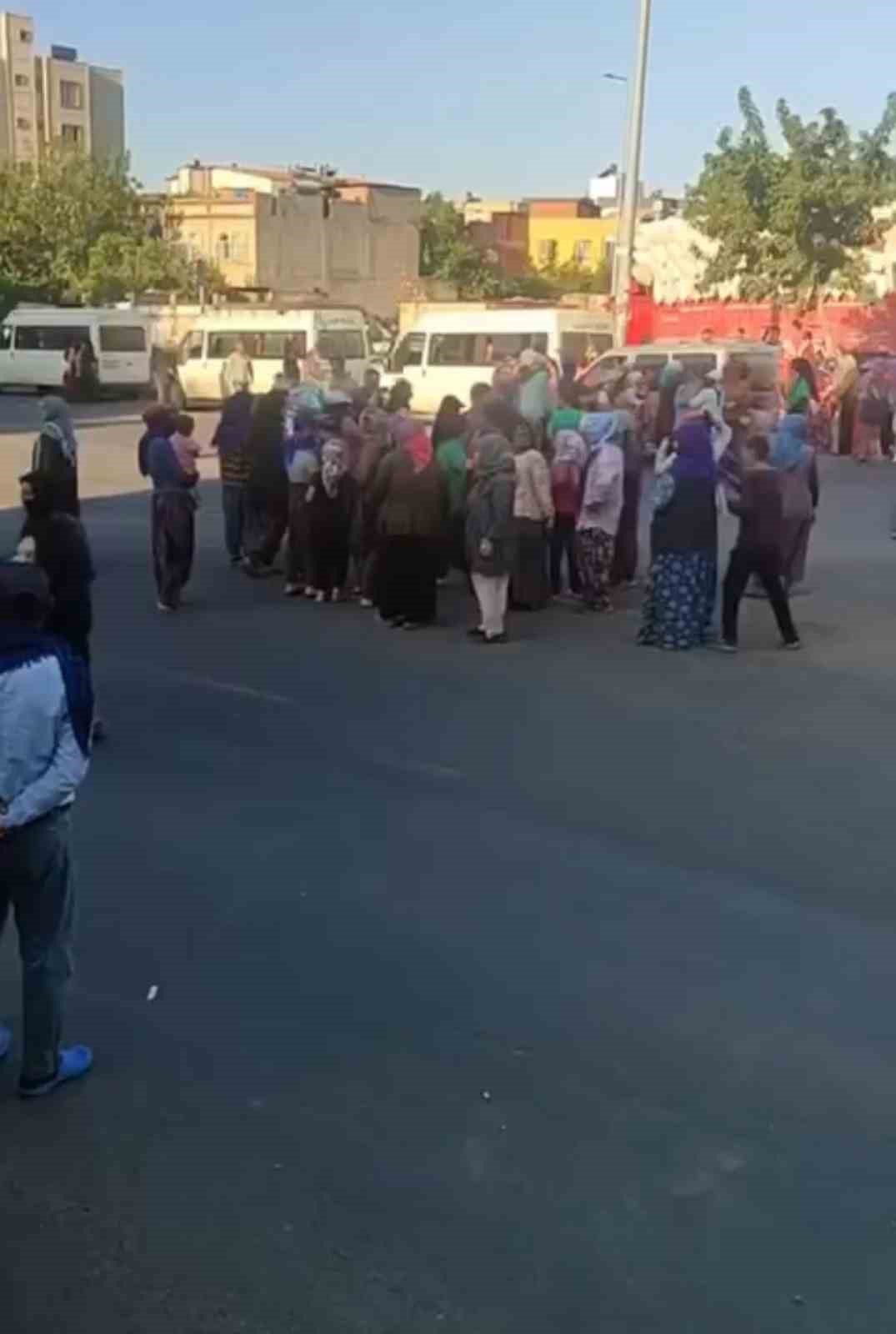 Siverek’te tarım işçileri yevmiye ücretini protesto için yol kapattı