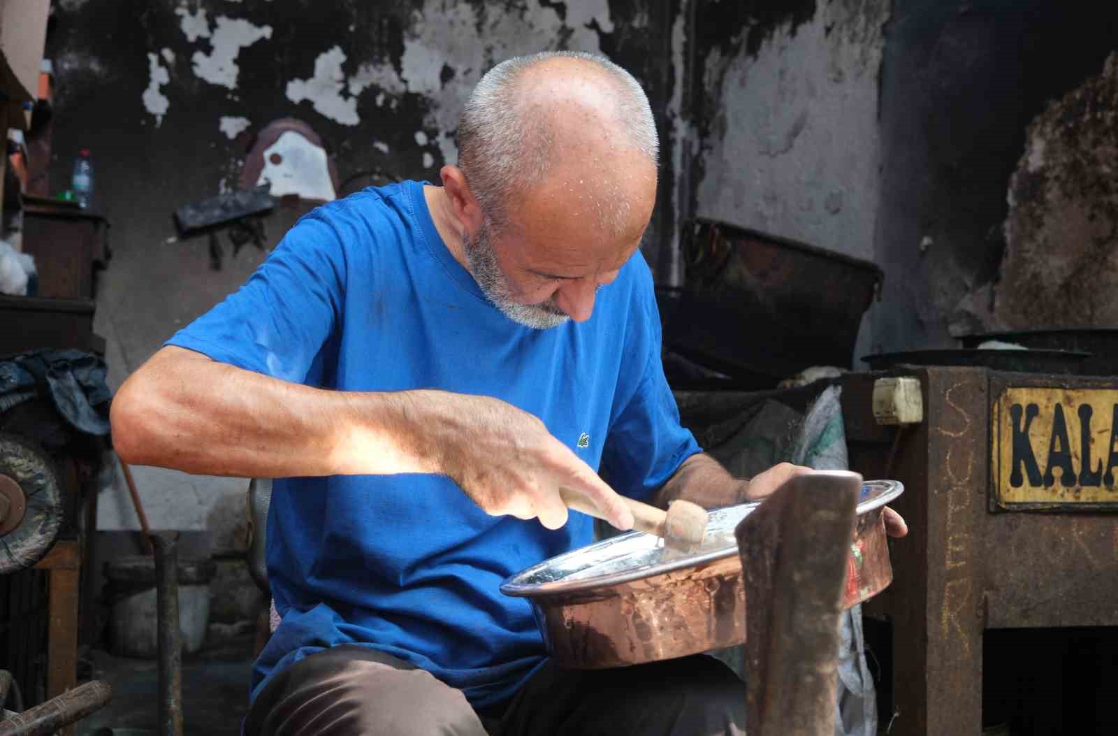 Adana&rsquo;da kalaycı ailenin 4. kuşak temsilcisi mesleğini severek s&uuml;rd&uuml;r&uuml;yor
