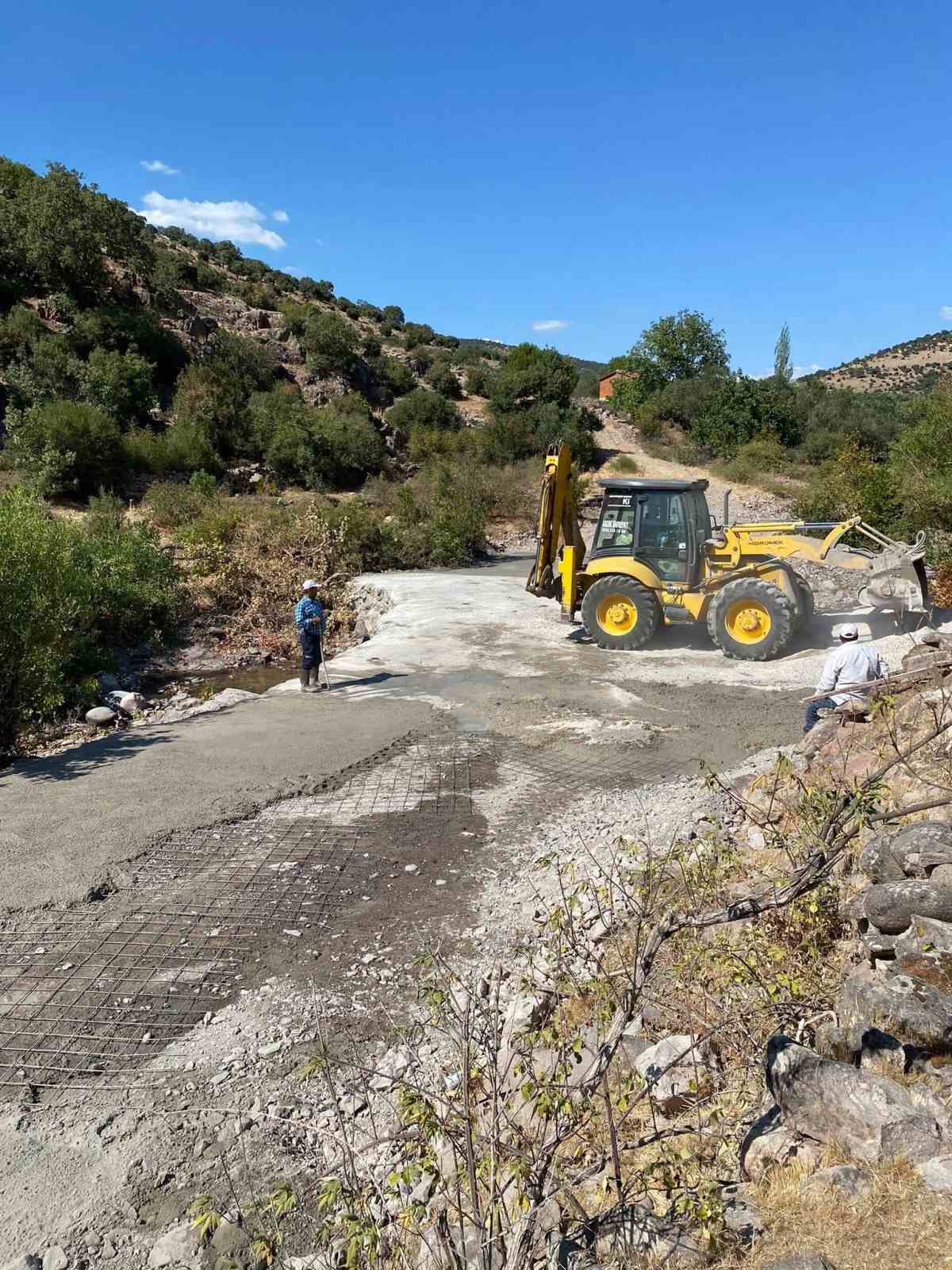 Yunusemre&rsquo;de arazi yollarında ulaşım kolaylaşıyor
