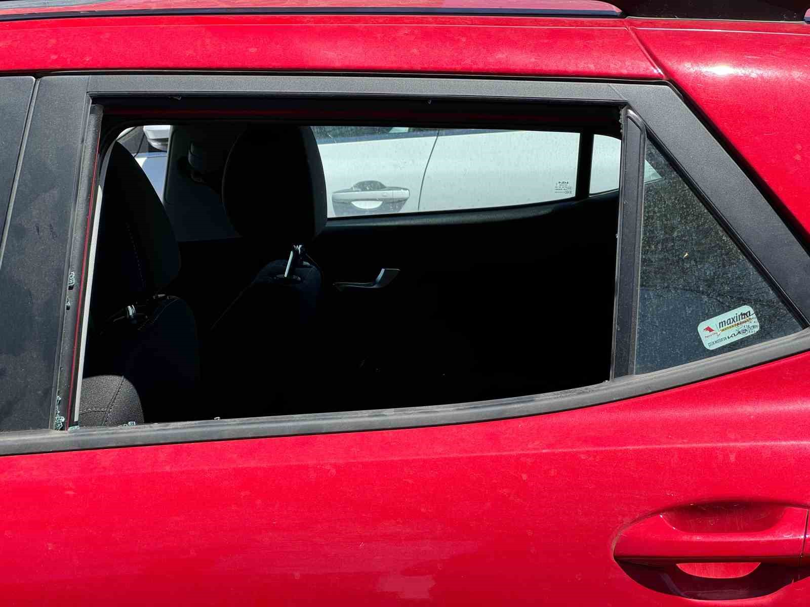 Diyarbakır’da otomobilde fenalaşan genç kız hastaneye kaldırıldı
