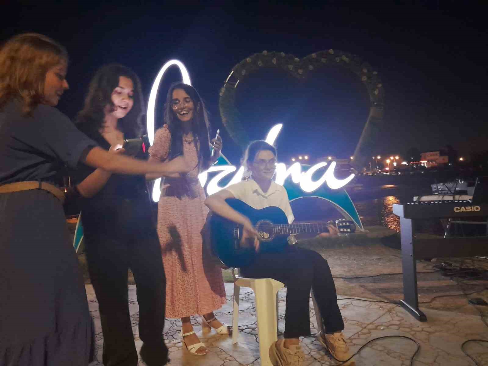 Sahne gen&ccedil;lerde
