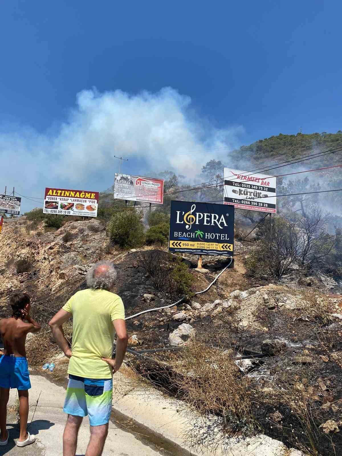 Balıkesir&rsquo;in tatil beldesinde makilik alanda yangın &ccedil;ıktı
