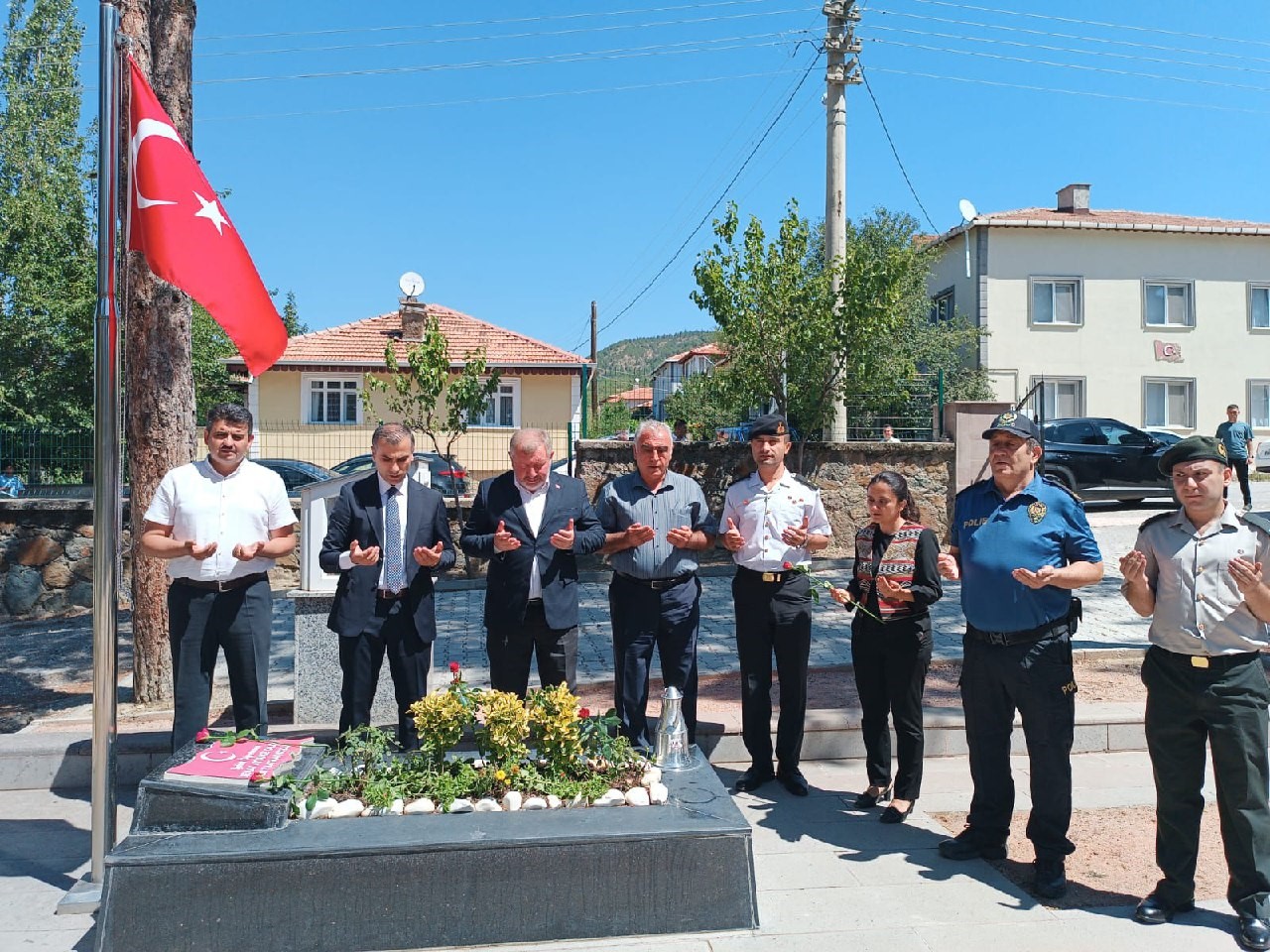 Osmancık&rsquo;a atanan Kaymakam Duman şehitliği ziyaret etti
