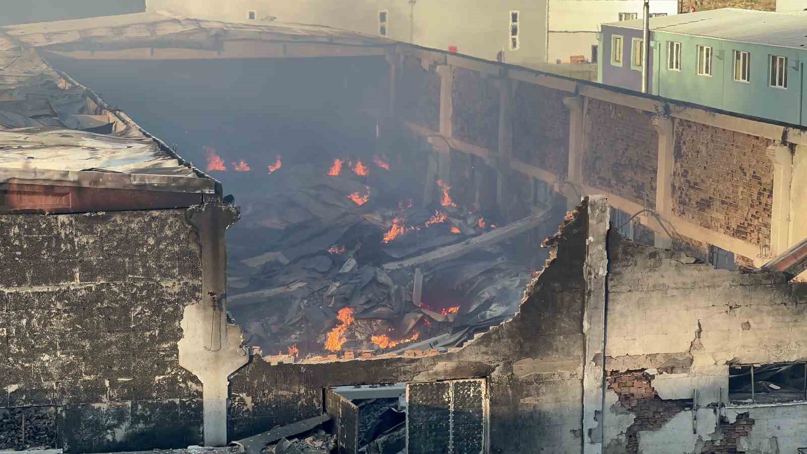 Hayrabolu OSB’deki yangında patlamaların yaşandığı kimya fabrikası çöktü