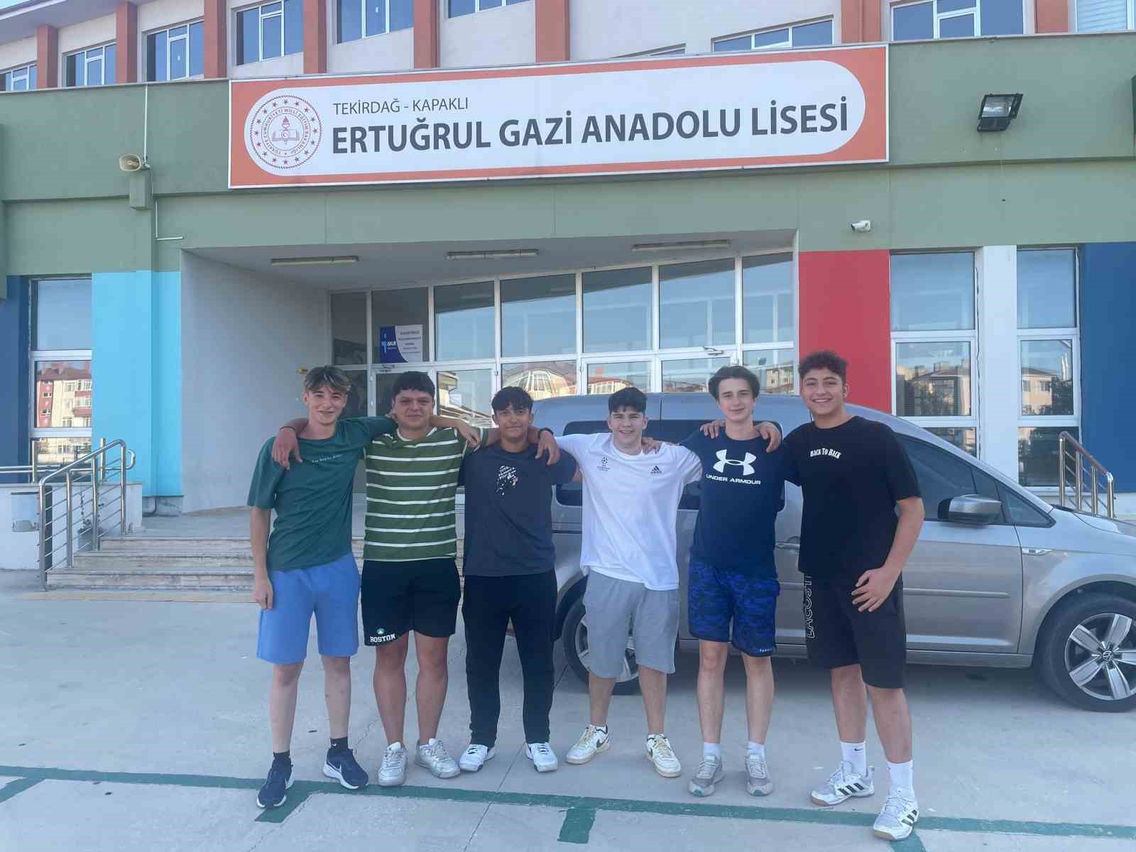 Kantin görevlisi tadilat yaparken masadan düştü