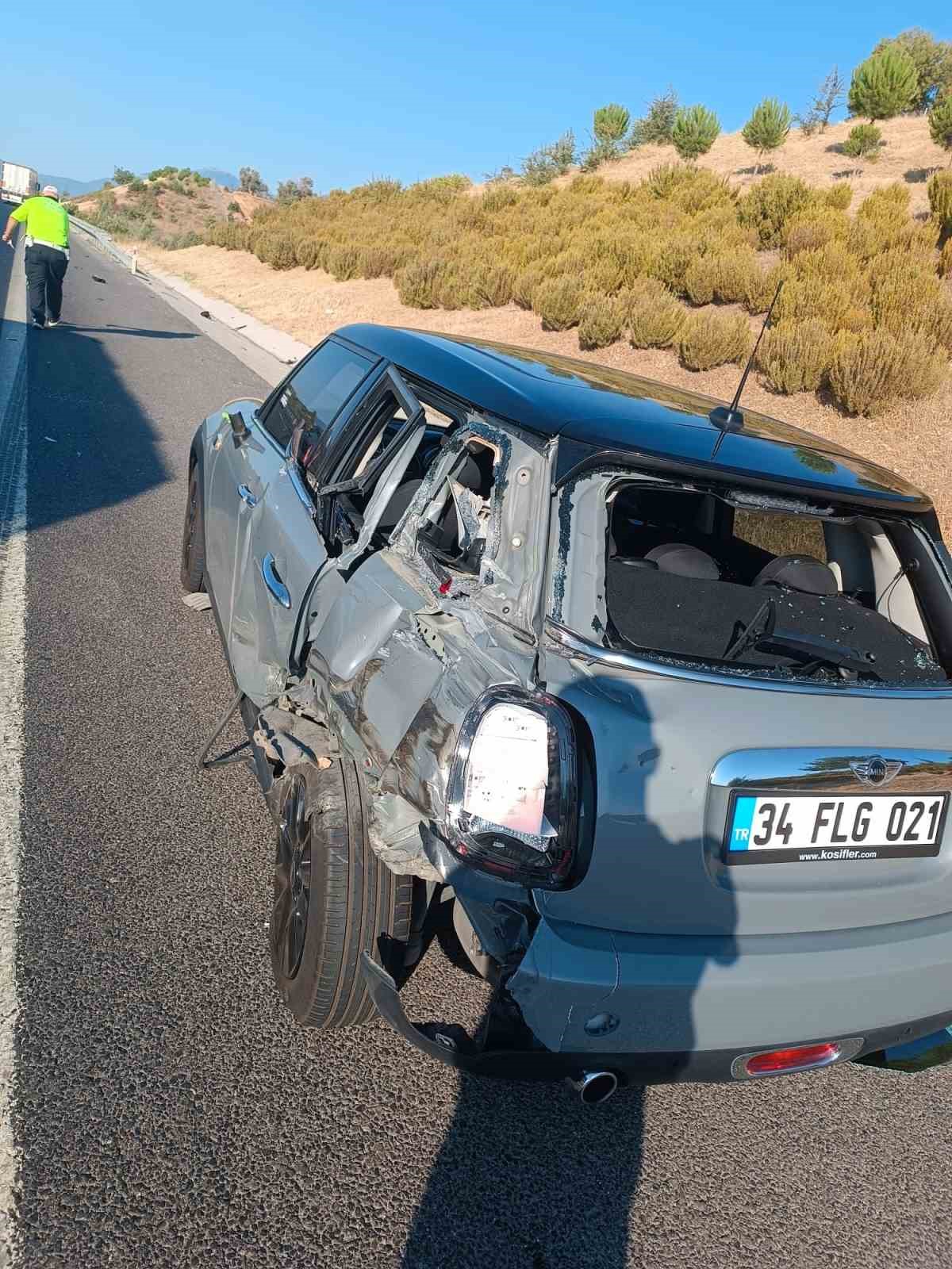 Emniyet şeridinde otomobilden inen sürücüye tır çarptı