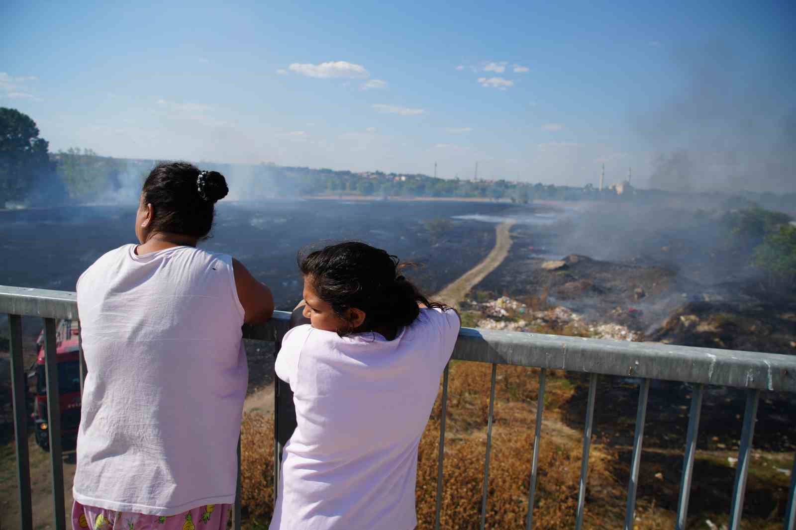 Edirne&rsquo;de anız yangını mahalleliye b&uuml;y&uuml;k korku yaşattı
