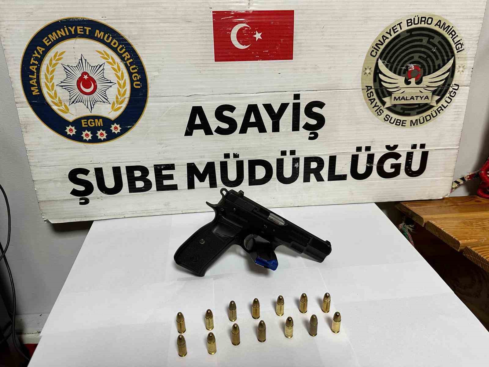 Tavuk &ccedil;iftliğindeki cinayetin firari zanlısı polise teslim oldu
