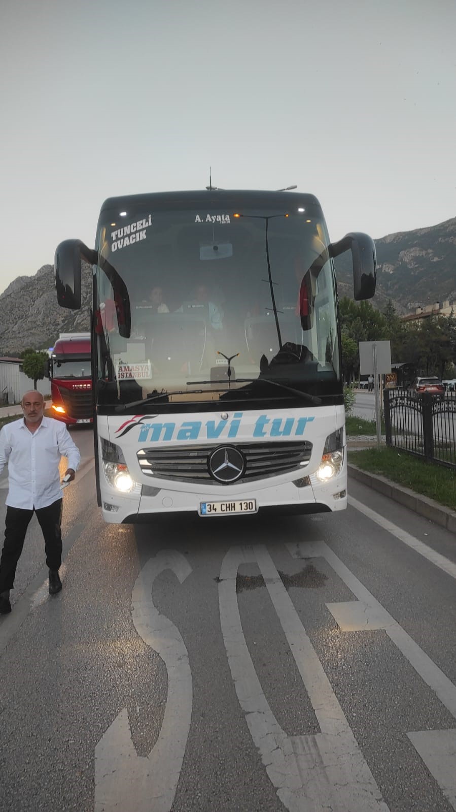 Amasya’da yolcu otobüsü yayaya çarptı: Kaza anı kamerada