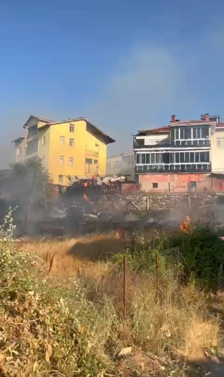 Tavşanlı&rsquo;da korkutan yangın
