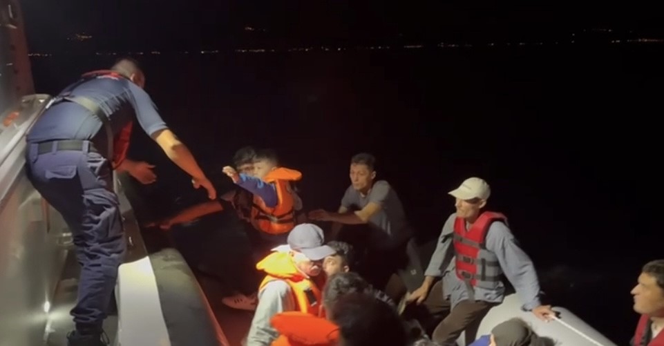 Ayvacık açıklarında 49 kaçak göçmen yakalandı
