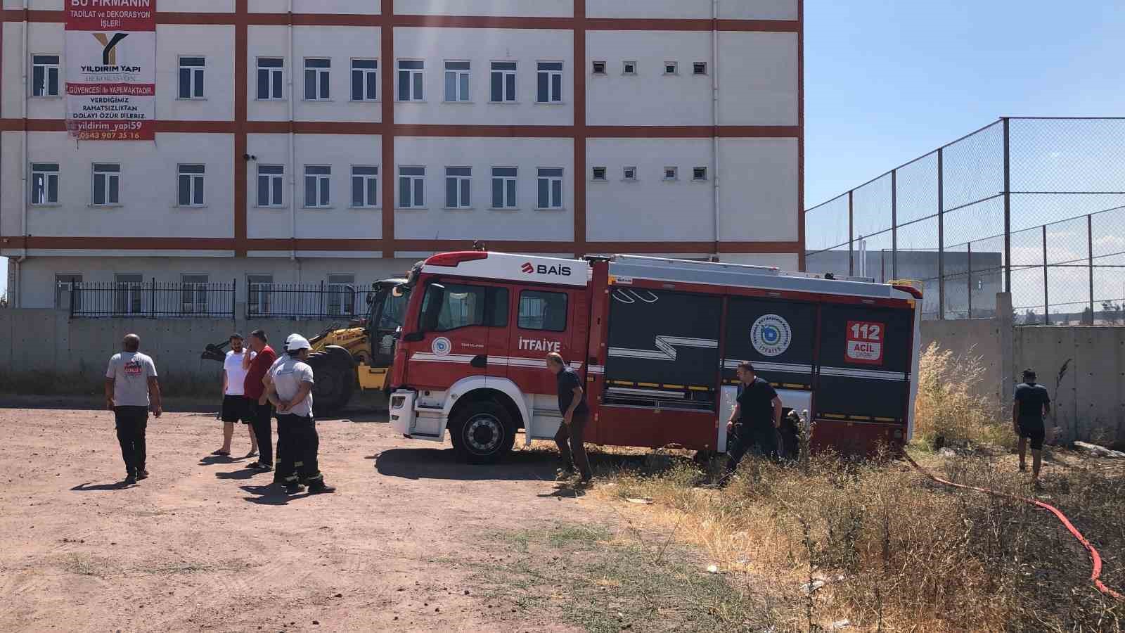 Ot yangını fabrika bahçesine sıçradı
