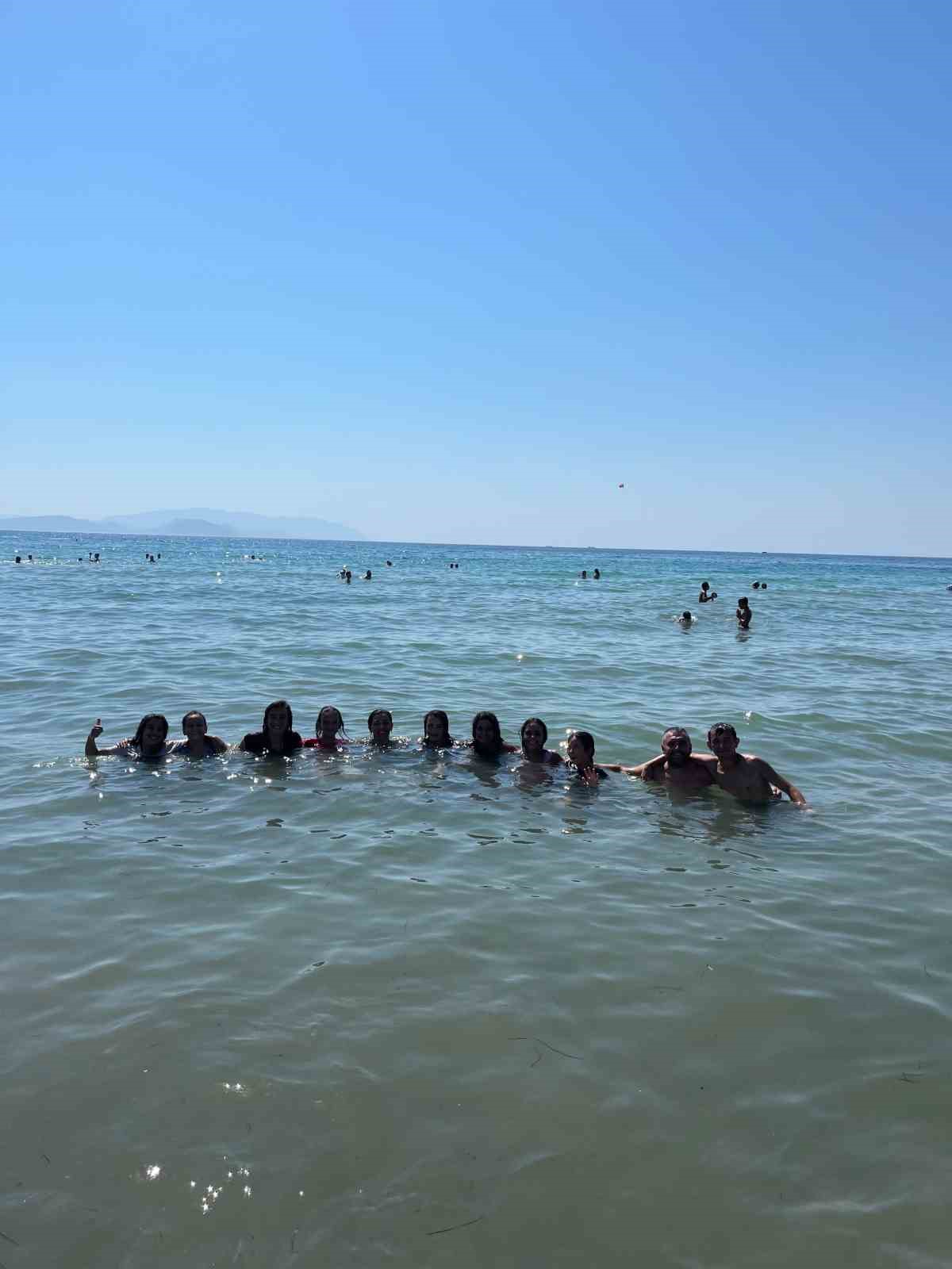 (&Ouml;zel) K&ouml;y &ccedil;ocukları tatilde binlerce turiste konser verdi
