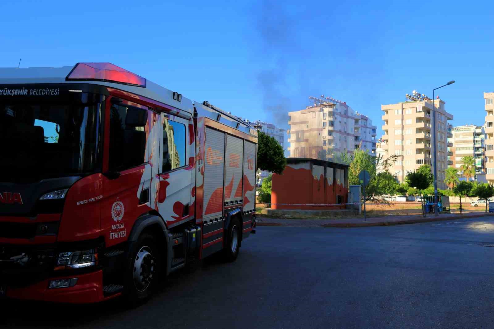 Aşırı yüklenmeyi kaldırmayan trafo alev alev yandı
