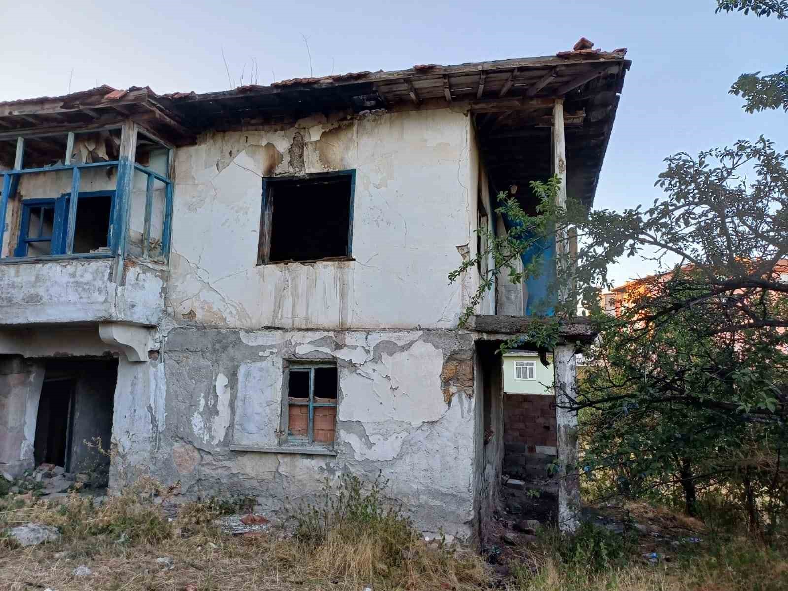 Metruk evde &ccedil;ıkan yangın s&ouml;nd&uuml;r&uuml;ld&uuml;
