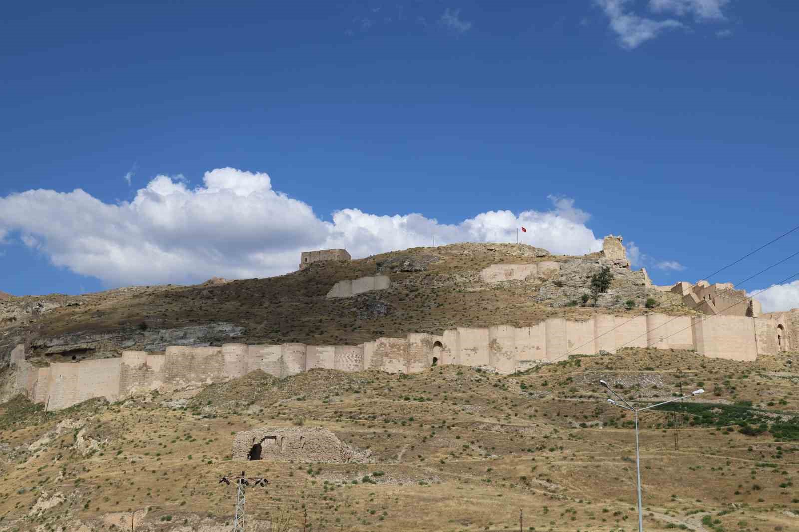 &lsquo;Fethedilemeyen T&uuml;rk Kalesi&rsquo; 8 asır sonra da dikkat &ccedil;ekiyor
