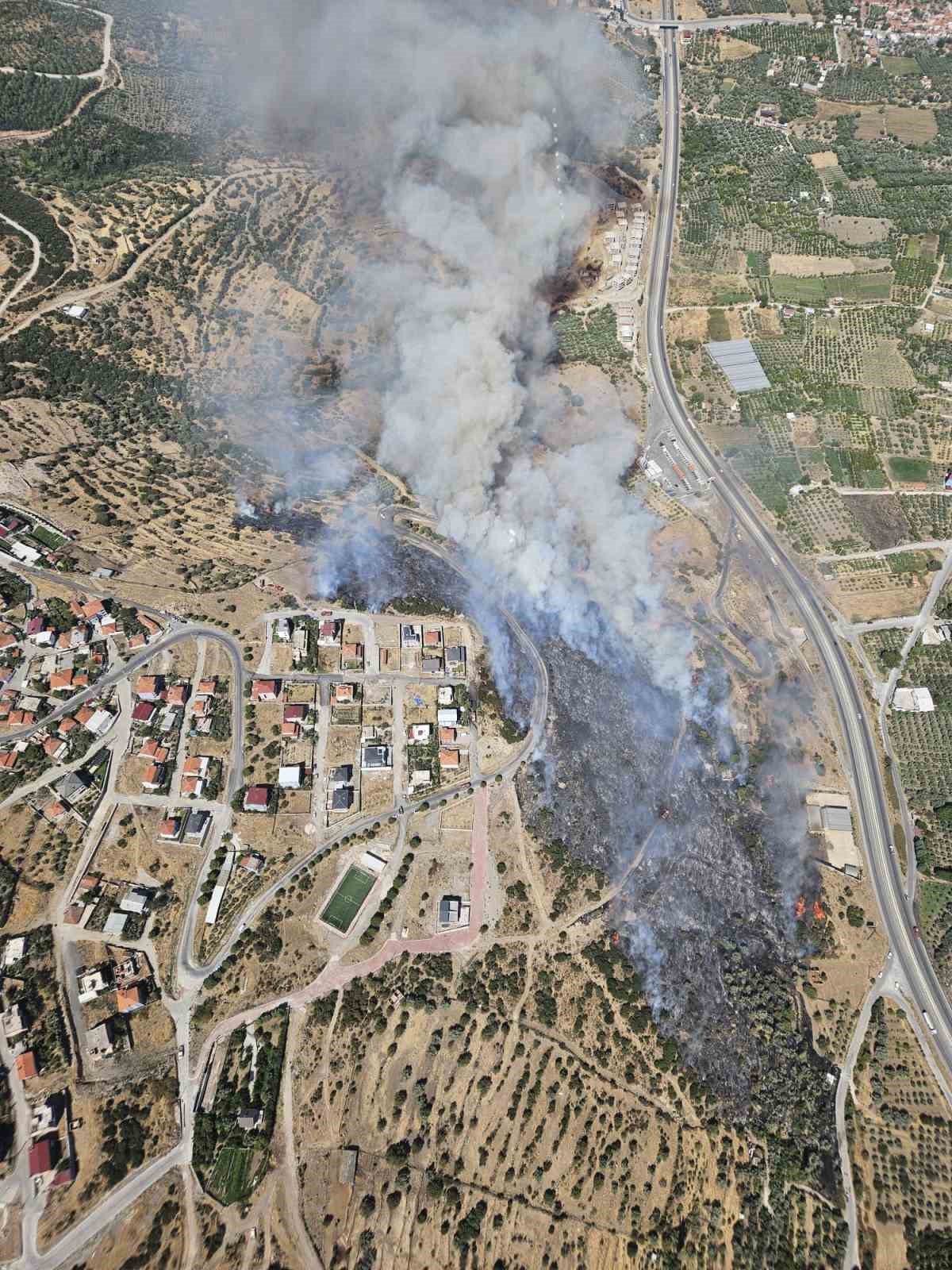 Menemen&rsquo;de makilik alanda yangın
