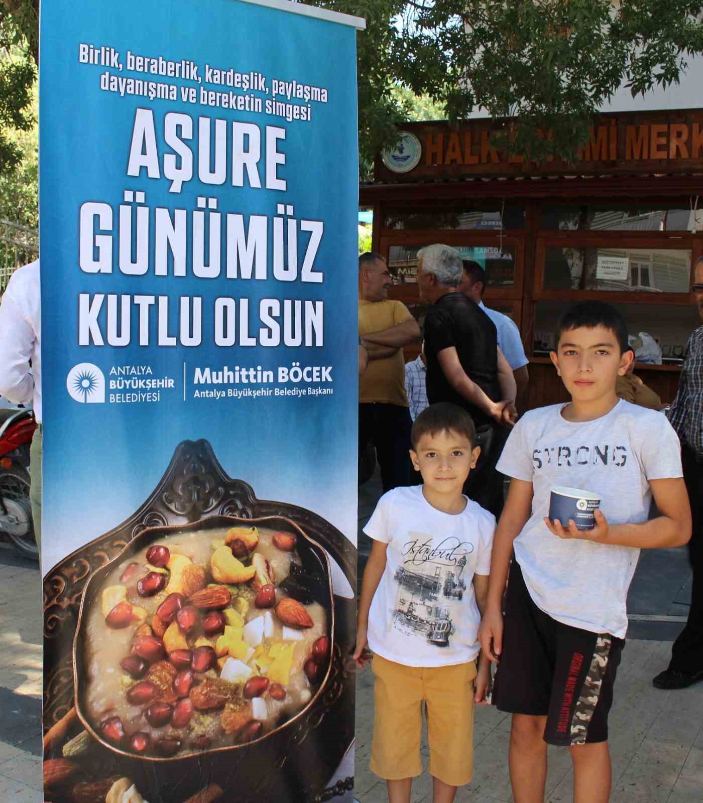 Büyükşehir Belediyesi’nin aşure ikramları sürüyor
