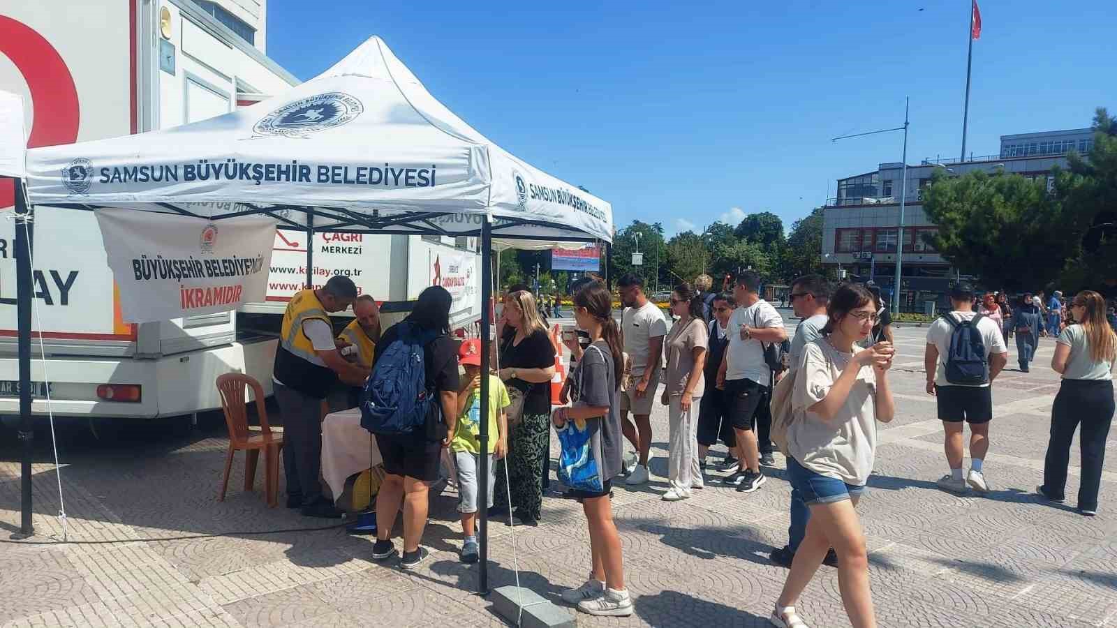 Vatandaşlara ücretsiz limonata ve su ikramı