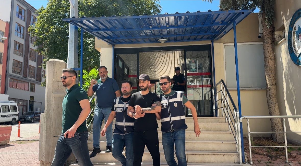 Burdur&rsquo;da 20 yıl hapis cezasıyla aranan şahıs yakalandı
