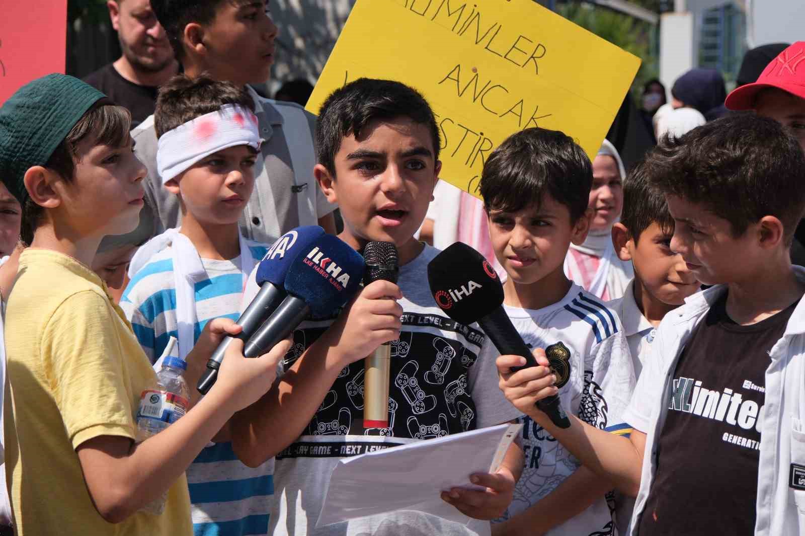 Adana’da çocuklar, Filistin’de ölen akranları için gökyüzüne balon bıraktı
