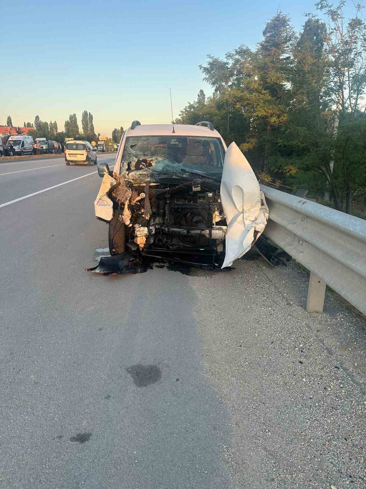 Trakt&ouml;r&uuml;n ortadan ikiye b&ouml;l&uuml;nd&uuml;ğ&uuml; kazada 3 kişi yaralandı
