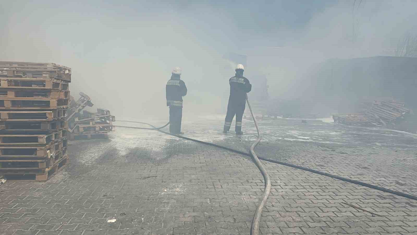 Akhisar Sanayi sitesindeki yangın korkuttu