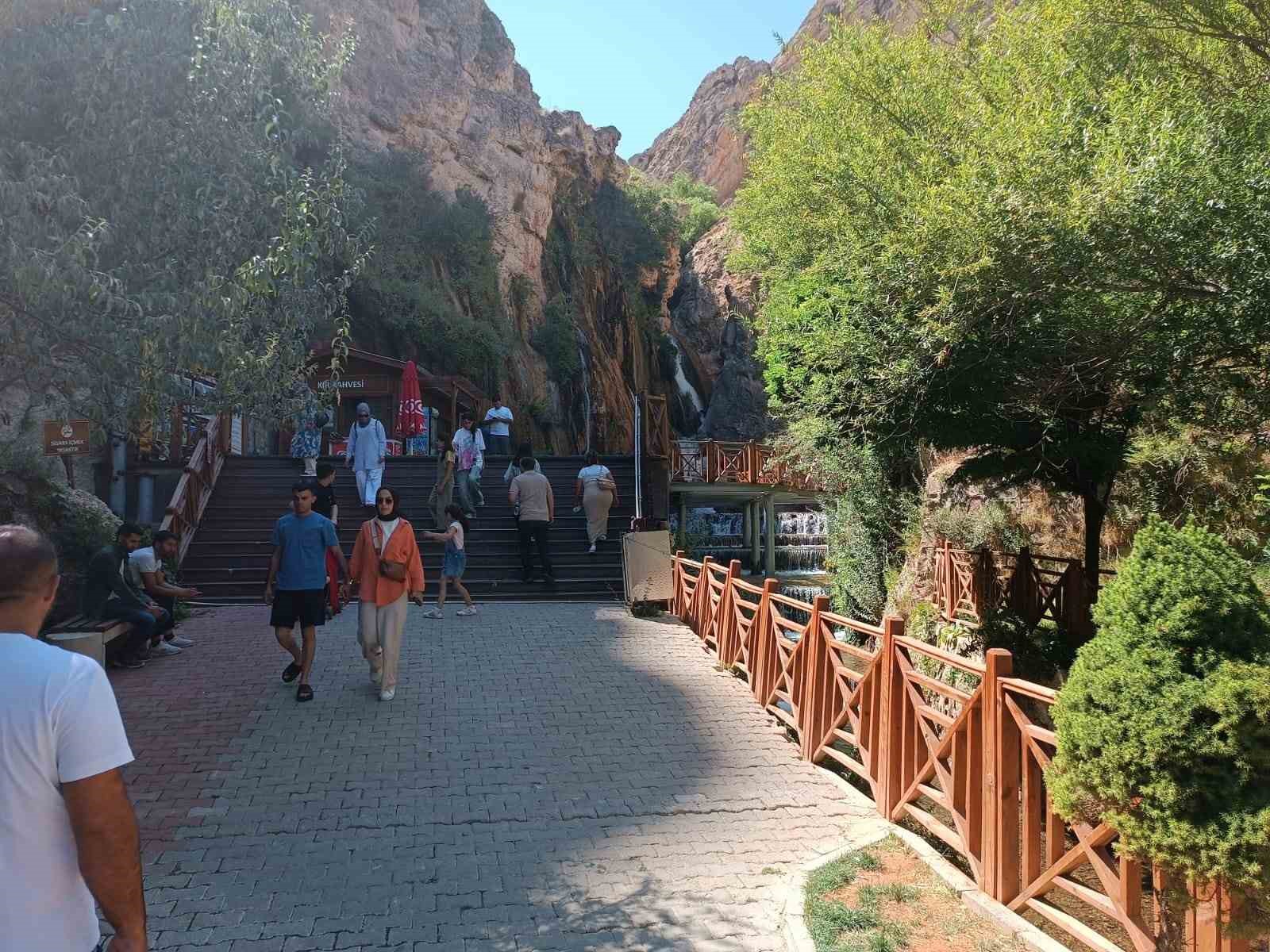 G&uuml;npınar Şelalesi&rsquo;ne ziyaret&ccedil;i akını
